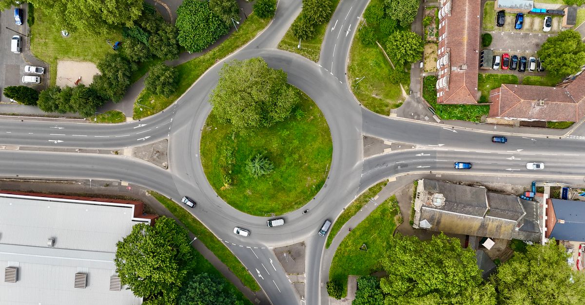 Règles de priorité : priorité à droite, ronds-points et stop