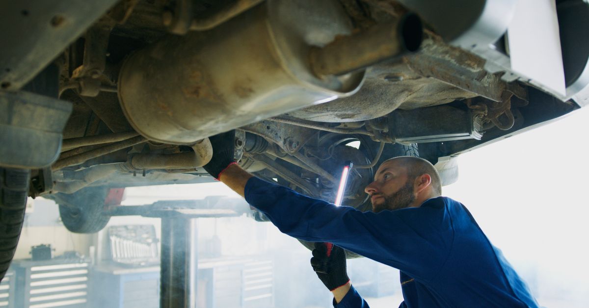 Fuite sous la voiture : identifier le liquide par sa couleur